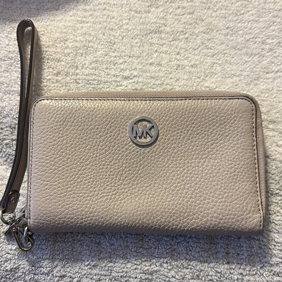 Michael Kors Handbags - Michael Kors Fulton Large Flat Multifunction Phone Case Wristlet in Cement grey